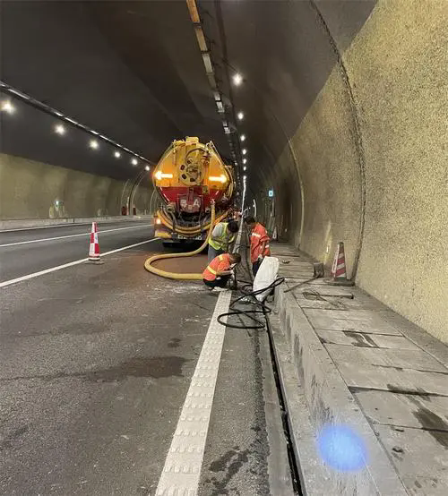 新晃隧道排水渠清淤